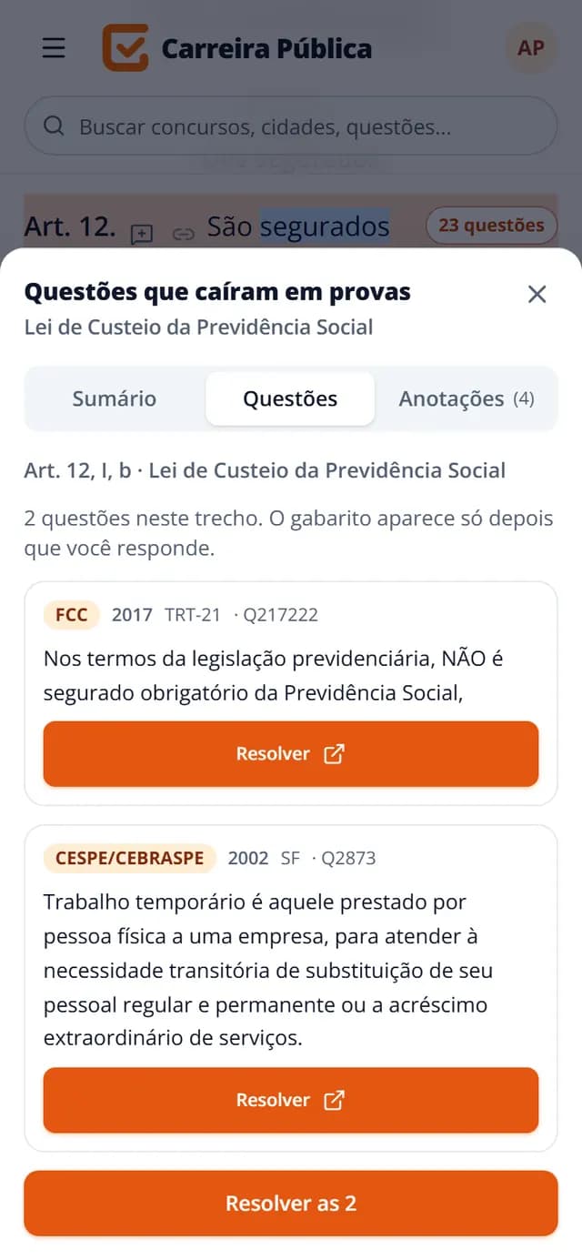 Celular com o mesmo artigo da lei e o painel de questões aberto sobre o texto