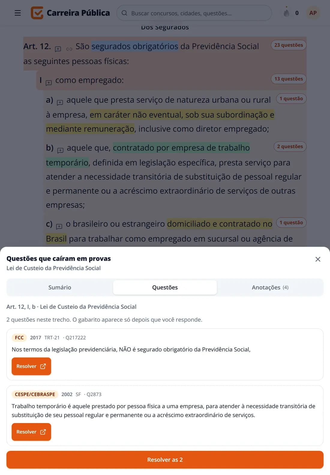 Tablet com o leitor de leis do site Carreira Pública: o art. 12 da Lei 8.212/1991 com selos de questões e o painel Questões que caíram em provas aberto, com duas questões da FCC e do Cebraspe